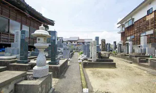 新品治墓地