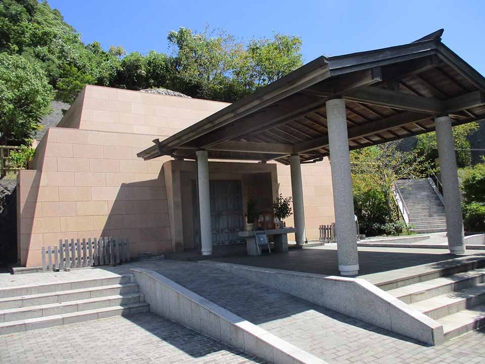 鶴岡八幡宮墓苑
