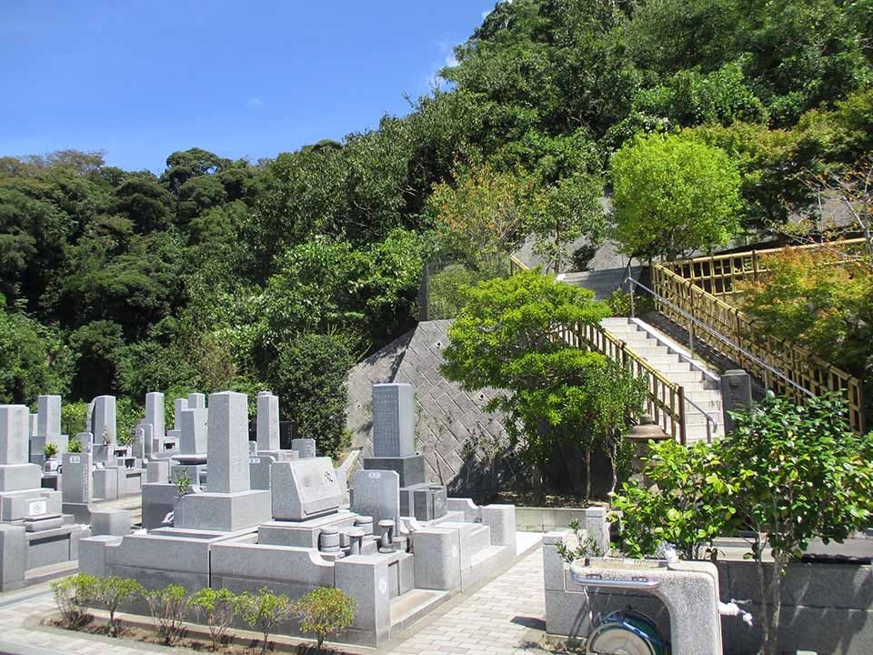 鶴岡八幡宮墓苑