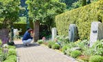 エンゼルパーク上田 『一般墓』　デザインは自由自在。　花に癒され緑に憩う。訪れるたびに心が踊る。　そんな環境空間でお迎えします。