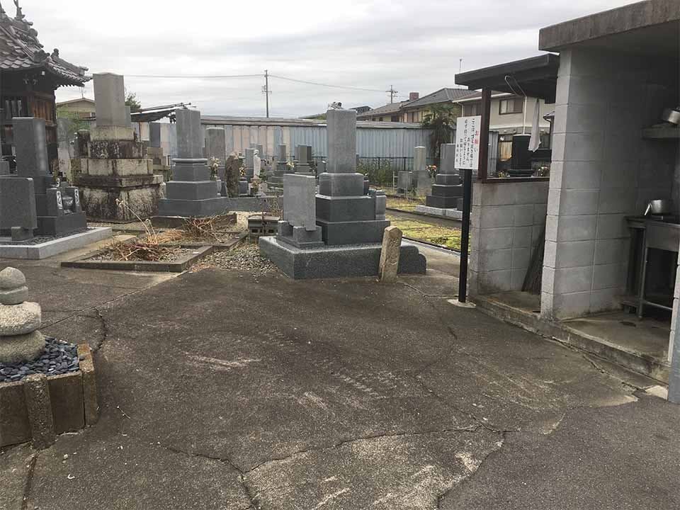 曲利区共同墓地