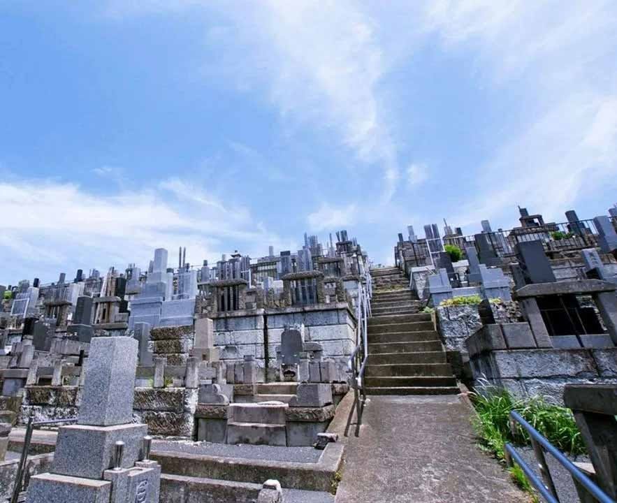 横浜市営 三ツ沢墓地 開放感のある墓域