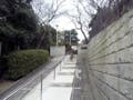 横須賀市営 馬門山墓地 霊園入口はスロープ付きの階段