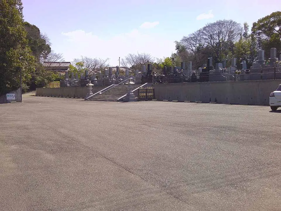 みどりが丘霊園 広くて整地された駐車場です。