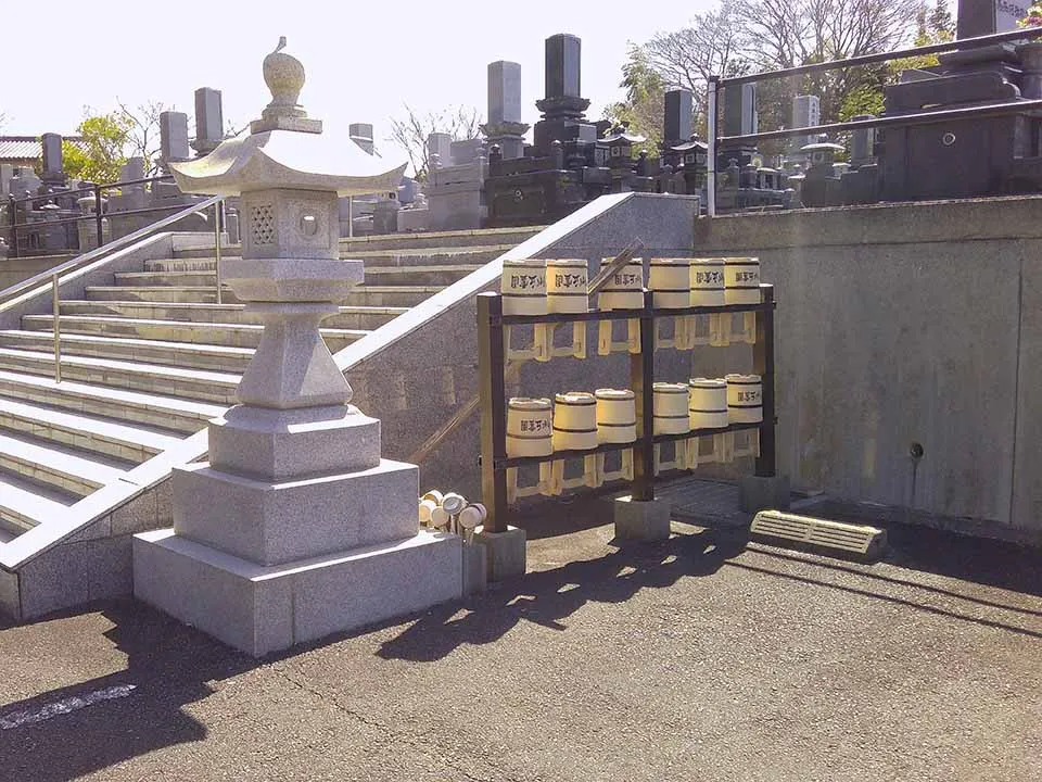 みどりが丘霊園 水道・手桶も完備しています。