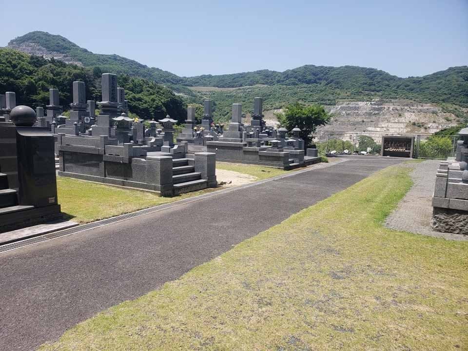 苅田町営 かんだ霊園 参道も舗装されています　※一部砂利