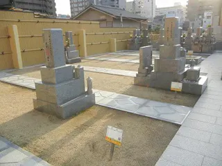 良運院墓地