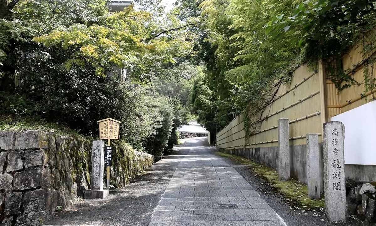 大本山南禅寺帰雲院 永代供養塔「ともし碑」