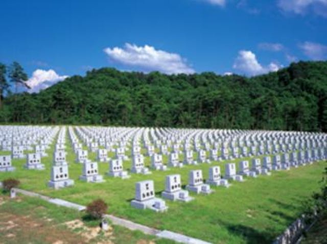 山光平和記念墓地公園