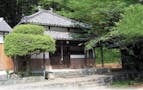 観福寺霊園 緑豊かな高台にあり、本堂の隣に墓地があります。
