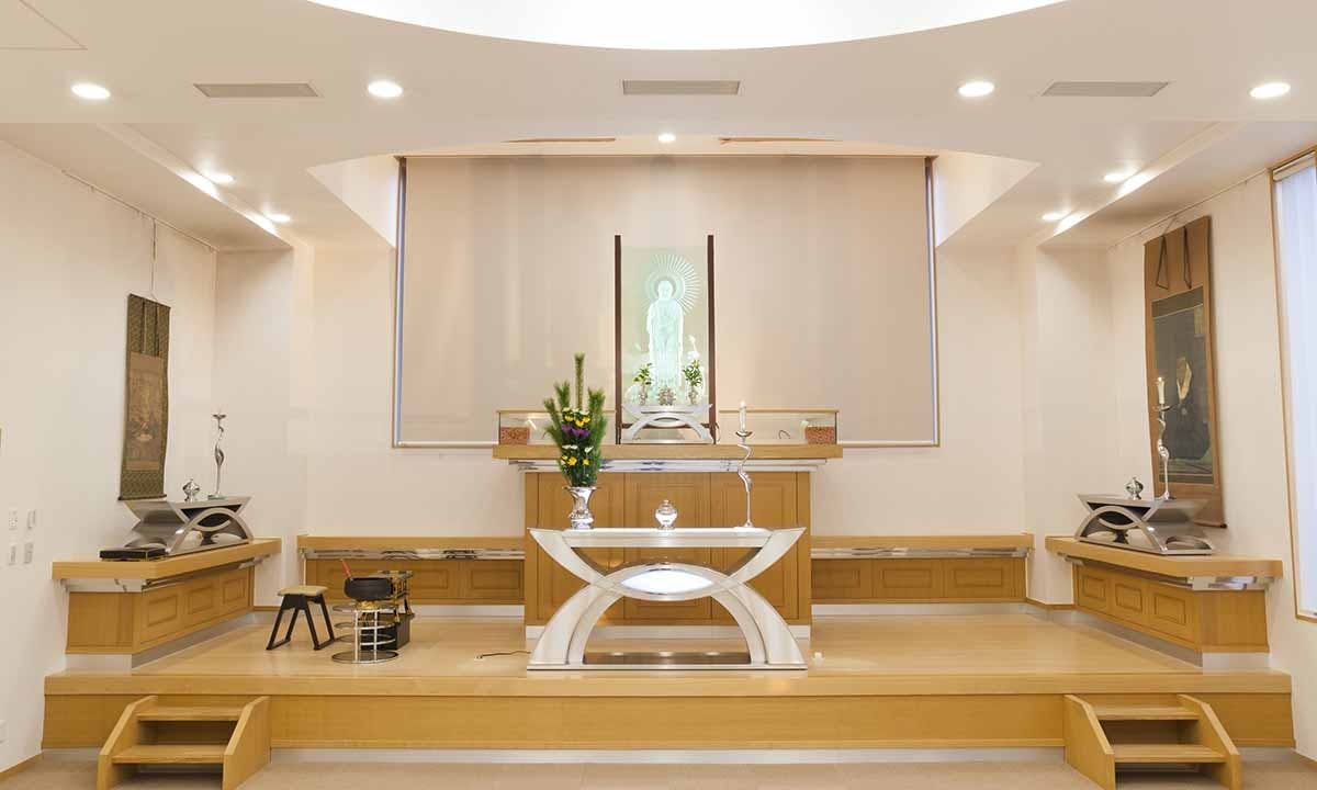 龍善寺 早稲田納骨堂 【東本堂】収容人数40名　ガラス製の本尊がある本堂です