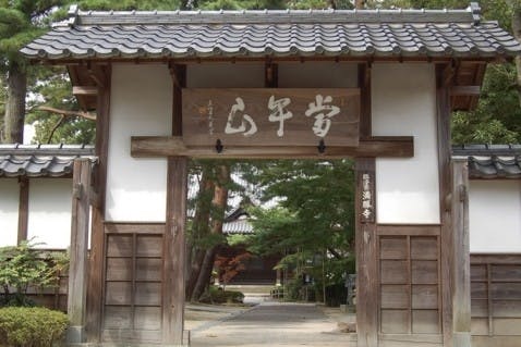 満勝寺墓苑 永代供養付き墓地・納骨堂 山門