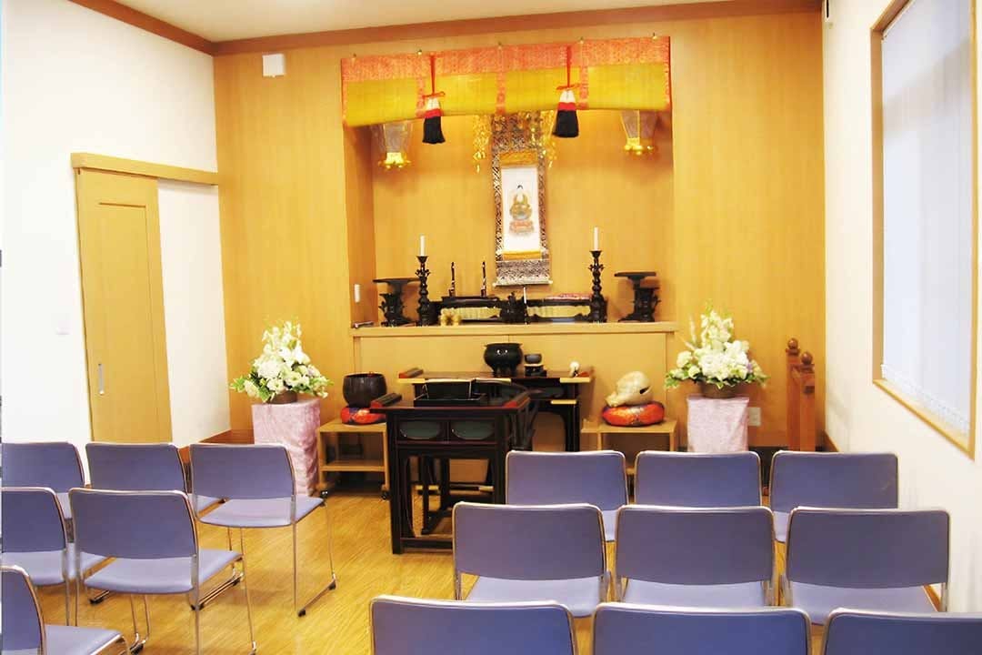 吉川美南霊園 管理棟併設の法要施設