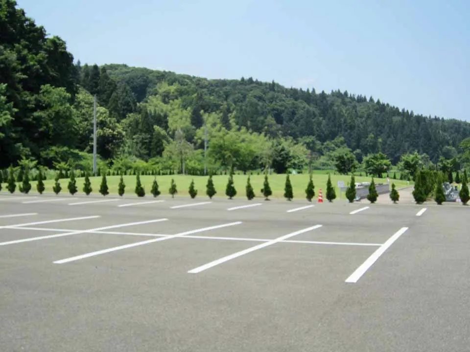 見附やすらぎ霊園 駐車場