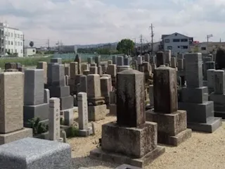 招提共同墓地