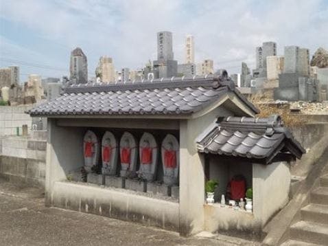 招提共同墓地の画像