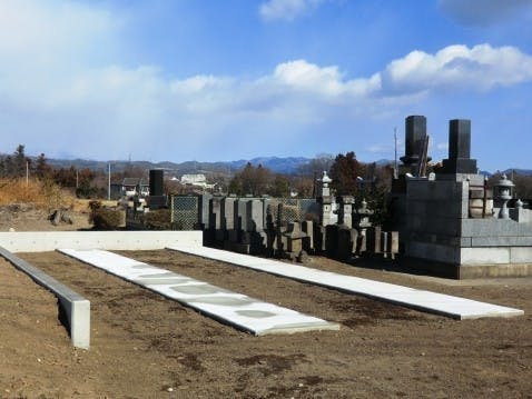 粕川墓苑