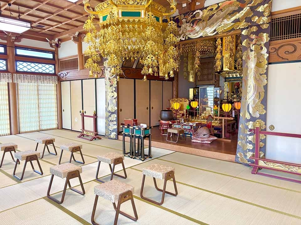 川口草加霊園 はじまりの杜 綺麗な本堂で無宗教者でも快く読経していただけます