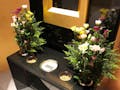 屋内墓苑 熱田の杜 最勝殿 生花と香が常備されています。左利きの方もお参りがしやすい造りです。
