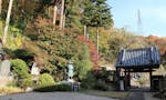 瀧水寺 上城・霊園 春のしだれ桜、秋の紅葉と四季折々の風景を楽しめます
