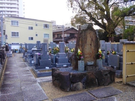 法巖寺境内墓地