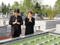 北海道中央霊園 永代供養墓 永代供養付き樹木葬「Forever」　お参りの様子