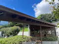 本覚寺の森 観音霊園 観音堂は、「本覚寺の森観音霊園」の中心に位置する、大きな屋根が特徴の建物です