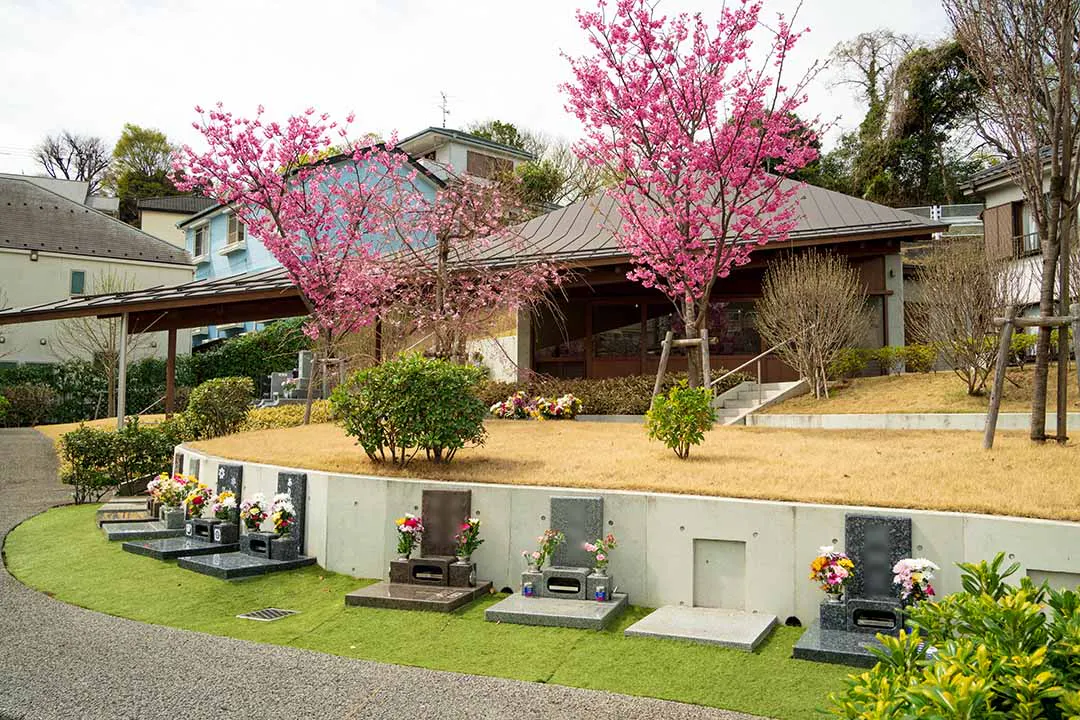 本覚寺の森 観音霊園 「本覚寺の森観音霊園」には、多様なお墓があります。ぜひ一度、ご見学にお越しください。
