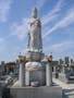 正念寺永代供養墓 千日新墓地の中心に建つ観音菩薩像