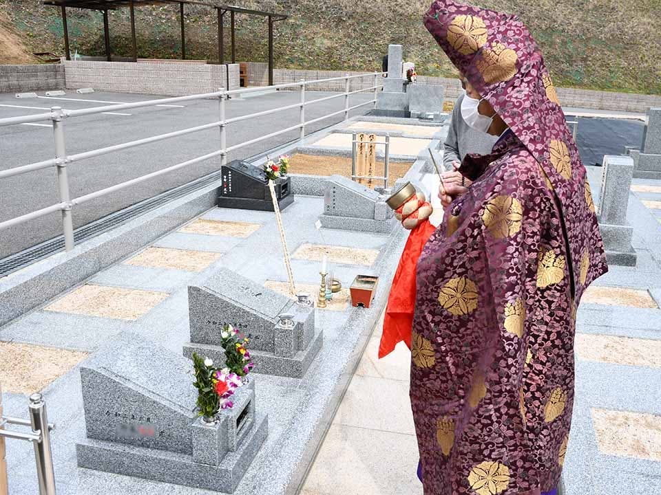 壷阪山霊園 永代供養家族墓　春・秋のお彼岸には家族墓ごとに供養法要を行います。