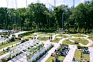 やすらぎの花の里 所沢西武霊園 公園のような空間に美しいデザインの墓石が並びます。