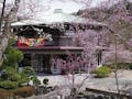 京都霊園 永代供養施設 メイン休憩所で蝋燭線香、生花、ジュース、アイスクリームを販売