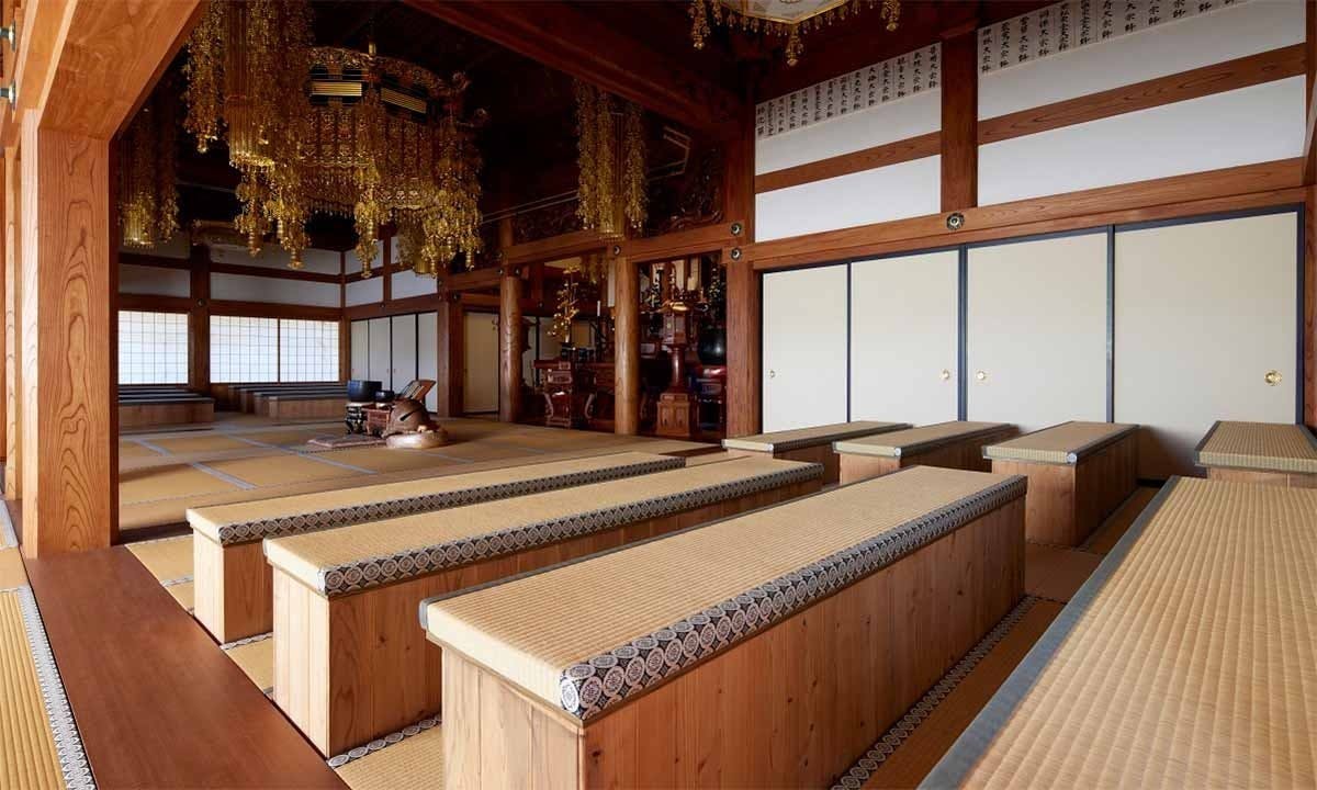 齢延寺 樹木葬 生魂山齢延寺　本堂内部　各種法要の際にお座りいただけるよう、昇降式の椅子を設置しております。