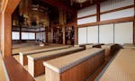 齢延寺 樹木葬 生魂山齢延寺　本堂内部　各種法要の際にお座りいただけるよう、昇降式の椅子を設置しております。