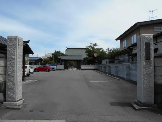 青林寺【こくう禅園】 駐車場と門