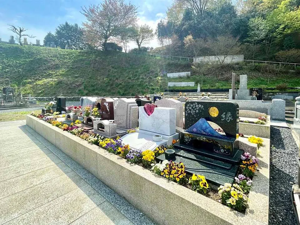 八王子高尾「光とガラスの花壇墓地」花ごころ(八王子市)の樹木葬