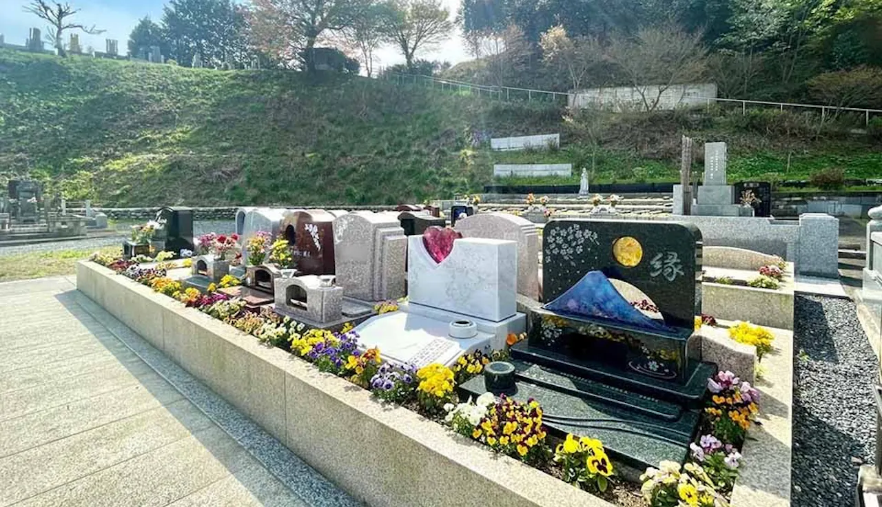 八王子高尾「光とガラスの花壇墓地」花ごころ(八王子市)の樹木葬