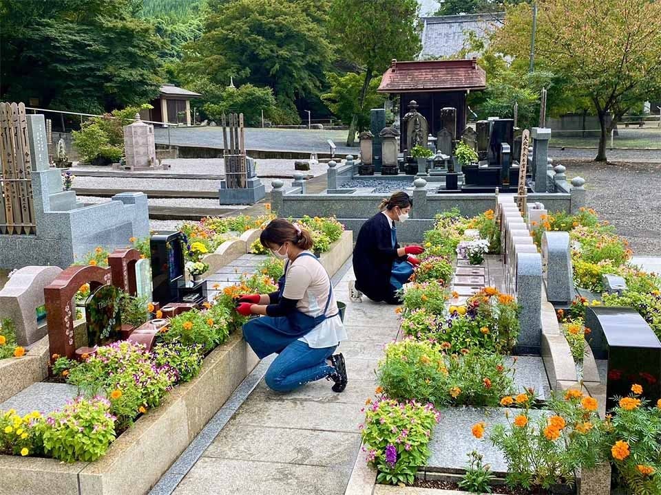 八王子高尾「光とガラスの花壇墓地」花ごころ(八王子市)の費用・口コミ・アクセス｜無料で資料請求【いいお墓】