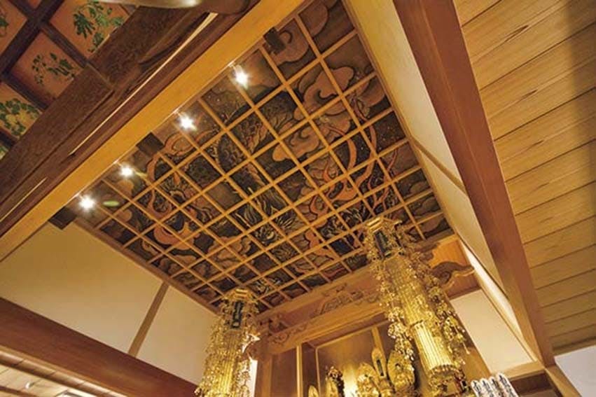 瑞光寺墓苑 雄壮な龍が描かれた本堂の天井絵