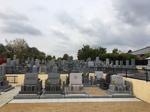 南平台中央墓地