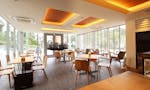 横濱聖苑 開放的なガラス張りの明るいカフェも併設