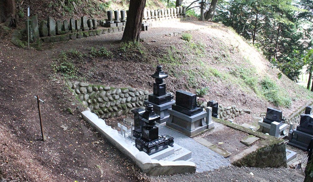 安国寺 杜の墓地