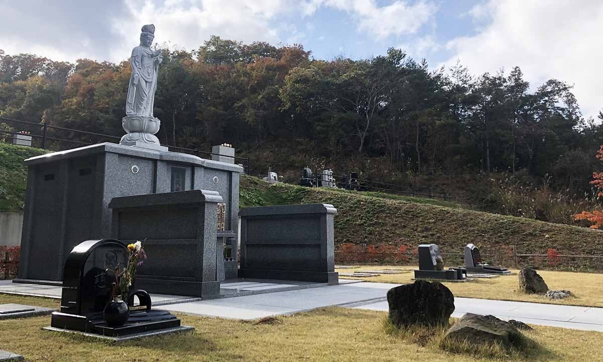 木漏れ日の丘墓園