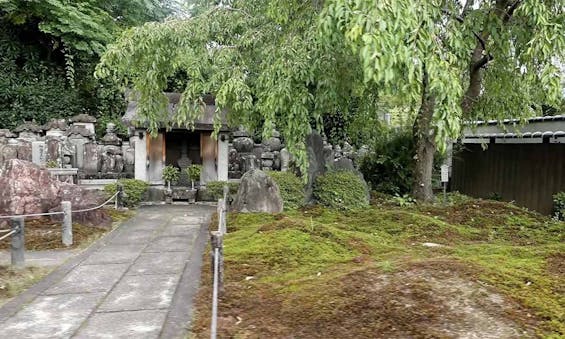 妙心寺塔頭 養徳院  永代供養塔「寂静之塔」