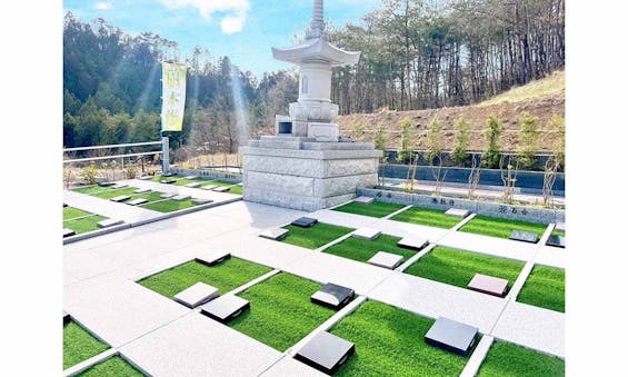 樹木葬「青葉めぐみの墓苑」・永代供養墓「心託の塔」