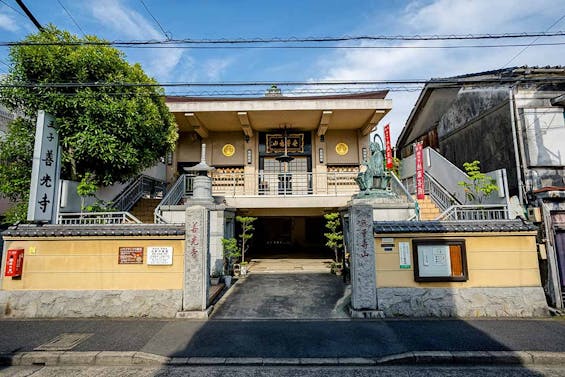 王子善光寺・永代供養納骨塔『やすらぎの塔』