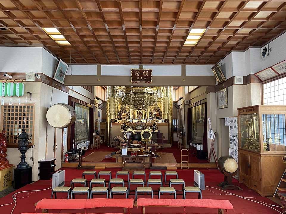 前橋ガーデニング樹木葬墓地 本堂の御本尊の彫像曼茶羅は松平候より拝受したもので、一寸五分の金銀の日蓮大聖人像は、品量院殿、永壽院殿様の御所持のものであり、初代より松平候の立派な位牌が安置されている。本堂左手の大太鼓は松平家の登城太鼓である。