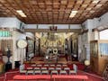前橋ガーデニング樹木葬墓地 本堂の御本尊の彫像曼茶羅は松平候より拝受したもので、一寸五分の金銀の日蓮大聖人像は、品量院殿、永壽院殿様の御所持のものであり、初代より松平候の立派な位牌が安置されている。本堂左手の大太鼓は松平家の登城太鼓である。