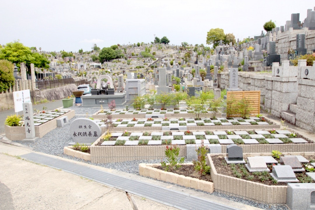 八事願生堂 庭園墓