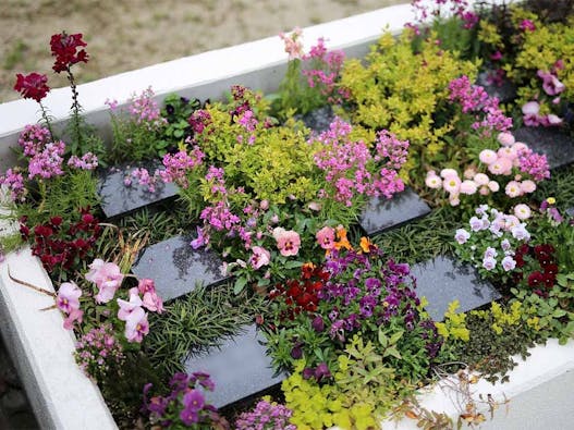 白崎プレイ・ガーデン「花壇墓」